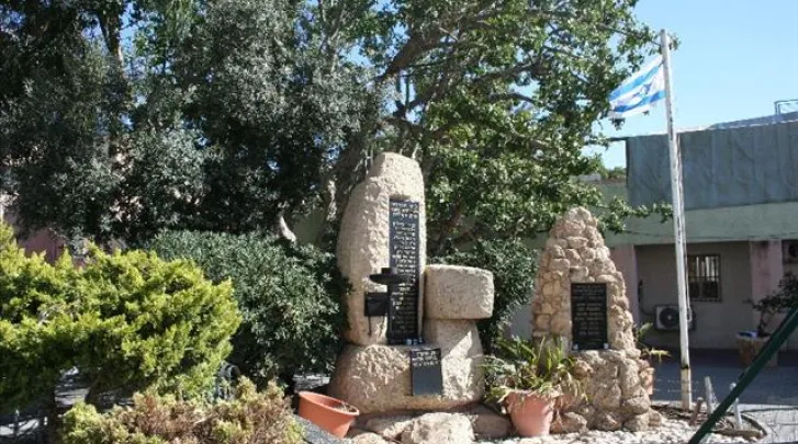 אנדרטה לתלמידי בית ספר תיכון שבח מופת שנפלו במערכות ישראל - תל אביב-יפו