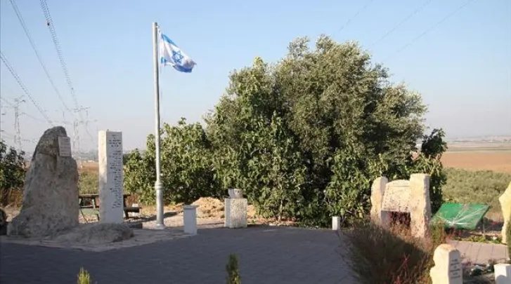 אנדרטה לחללי חטיבת גבעתי שנפלו בקרבות עיבדיס - נגבה (שדות היישוב)