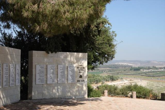 אנדרטת דרך הגבורה לחללי חיל ההנדסה בכל מערכות ישראל - צומת חולדה