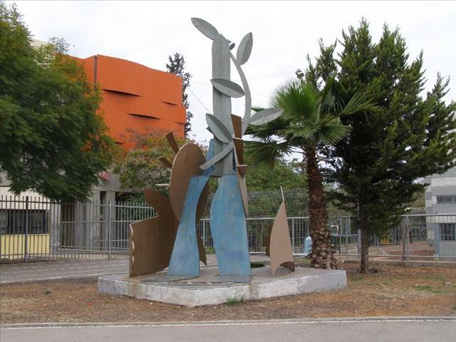 אנדרטה וקיר זיכרון לנופלים מתיכון עירוני ט' - תל אביב-יפו