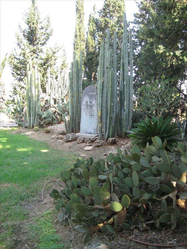 אנדרטה לחללי בית הספר החקלאי במלחמת לבנון - מקווה ישראל
