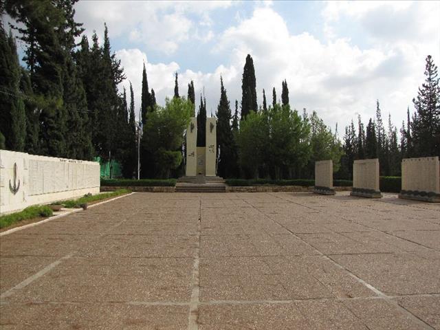 יד זיכרון וגבורה לבני גוש דן שנפלו במערכות ישראל - מחנה דורי