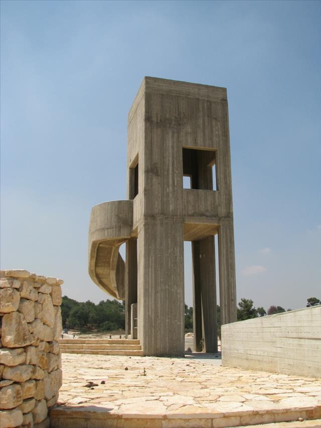 יד לנופלים בני התנועה הקיבוצית - יערות מנשה (משמר העמק)