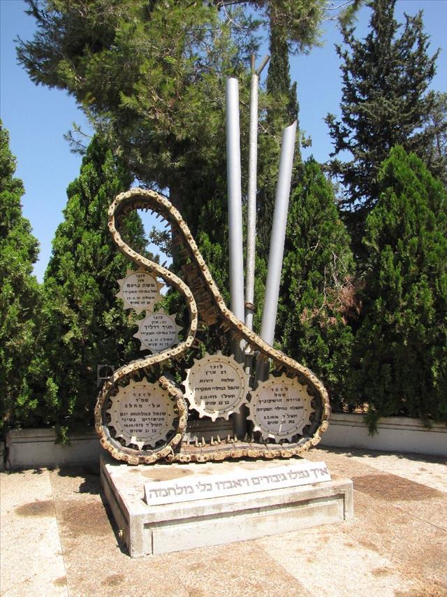 אנדרטה לזכר הנופלים בני המקום - שדי חמד