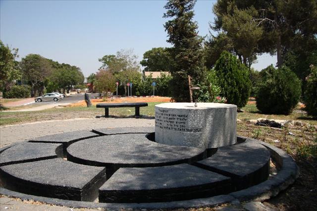 אנדרטה לחללי בית הספר החקלאי נחלת יהודה - ראשון לציון
