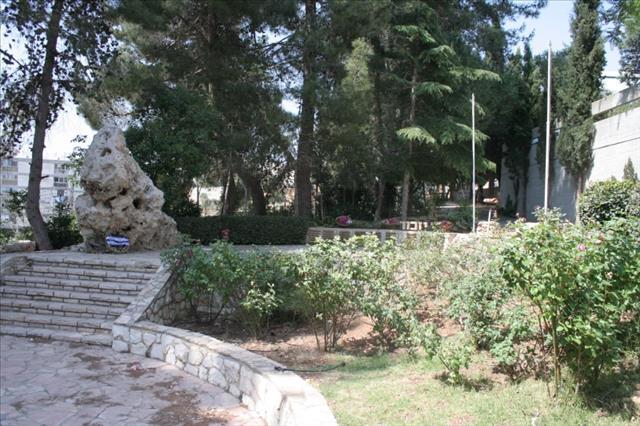 אנדרטה לנופלים בוגרי בית הספר בויאר - ירושלים