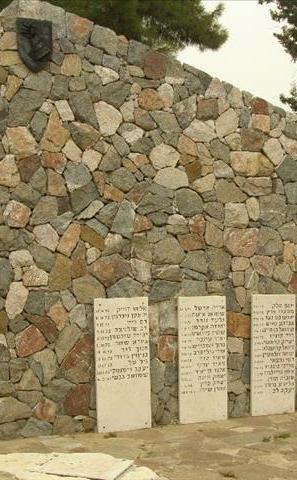אנדרטת אגרוף הברזל - מחנה פלוגות (בסיס צבאי)