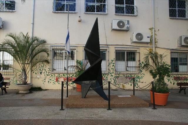 יד לזכר בוגרי תיכון חדש שנפלו במערכות ישראל - תל אביב-יפו
