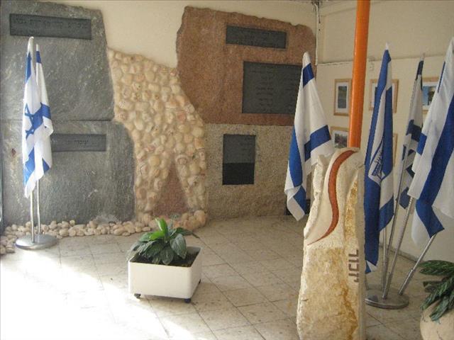 קיר זיכרון לחללי בית ספר אילון - חולון