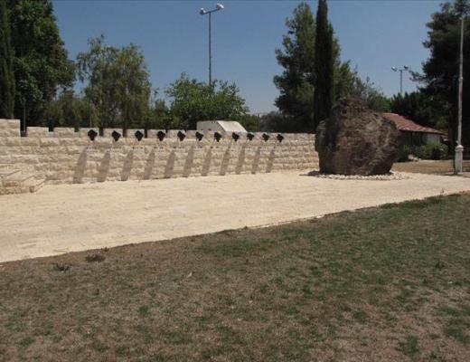 אנדרטה לזכר בני המקום שנפלו במערכות ישראל - מושב רינתיה