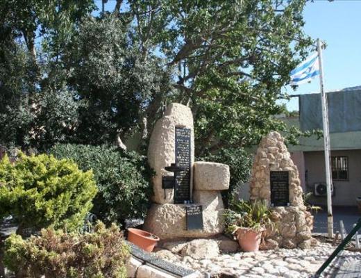 אנדרטה לתלמידי בית ספר תיכון שבח מופת שנפלו במערכות ישראל - תל אביב-יפו