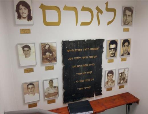 קיר הנצחה לנופלים מבית ספר ידלין - ראשון לציון