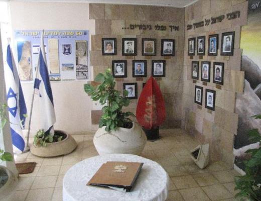 פינת הנצחה לנופלים מבית ספר הרצוג - עכו