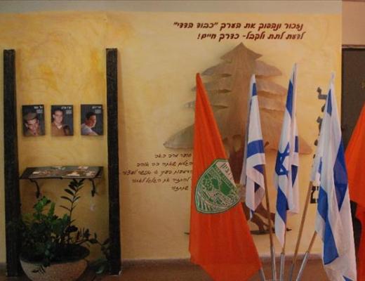 קיר זיכרון לחללי בית ספר קריית גנים - ראשון לציון