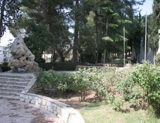 אנדרטה לנופלים בוגרי בית הספר בויאר - ירושלים