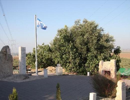 אנדרטה לחללי חטיבת גבעתי שנפלו בקרבות עיבדיס - נגבה (שדות היישוב)