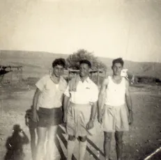 עם אחיו מיכאל