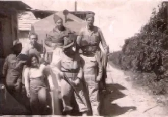כחבר בהגנה בעת סיור בפרדסים