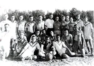 חיים שרף (עומד שני מימין) עם קבוצת הכדורגל של מכבי ראשון לציון, התשו, 1946