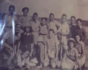 טיול לחולדה 1947, חיים ראשון משמאל בשורה תחתונה