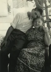 עם אימו