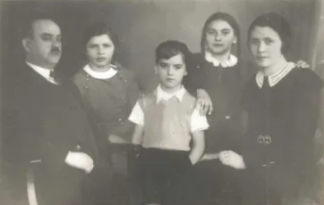 עם משפחתו