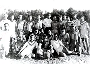 דוד מזרחי (יושב עם הכדור) בקבוצת הכדורגל של מכבי ראשון לציון