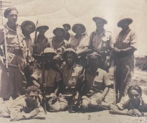 כורע ברך ראשון משמאל בחטיבת גבעתי