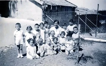 ממי בקר (עומד שני מימין) גן נחמה ברניצקי ראשון לציון, 1937