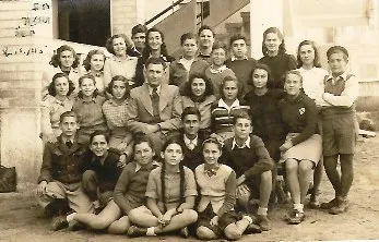 מנחם בקר (עומד רביעי מימין), כתה ח'1 בית הספר העממי (חביב), ראשון לציון, 1945