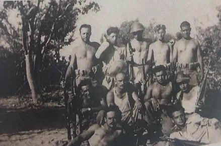 עומד ראשון מימין בחטיב גבעתי