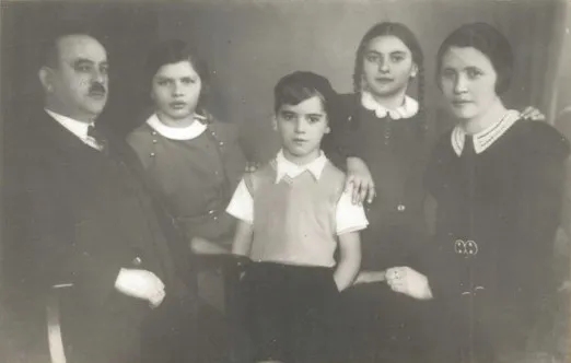 עם משפחתו